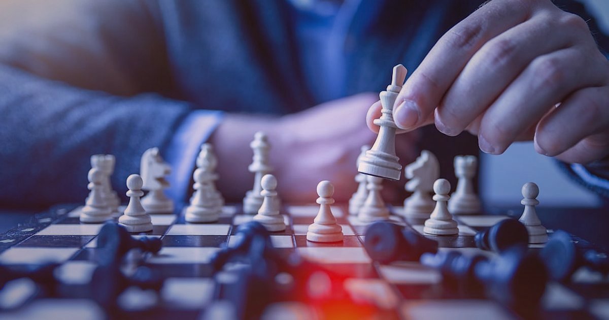 Dropshipping Ürün Bulma 2026: Kârlı Nişleri Keşfetme Rehberi - competitive chess game pieces on a digital board