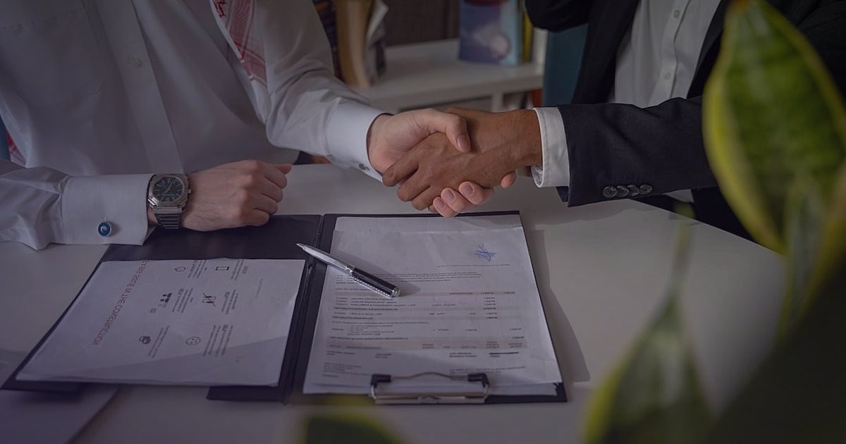 Dropshipping Ürün Bulma 2026: Kârlı Nişleri Keşfetme Rehberi - two people shaking hands over product samples table