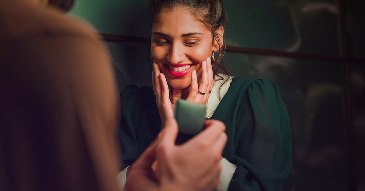 Dropshipping'de 2026 Devrimi: Karlılığı Maksimize Eden İleri Seviye Stratejiler - diverse customer reviews smartphone screen