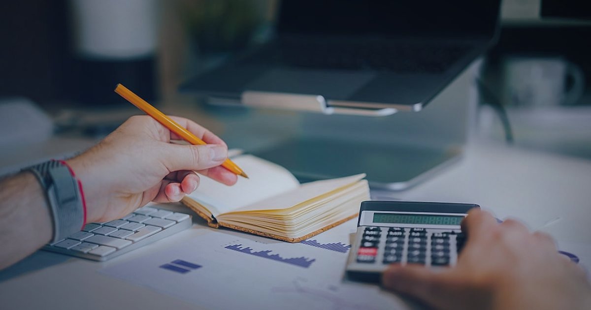 Dropshipping'de 2026 Devrimi: Karlılığı Maksimize Eden İleri Seviye Stratejiler - person calculating finances using calculator and laptop