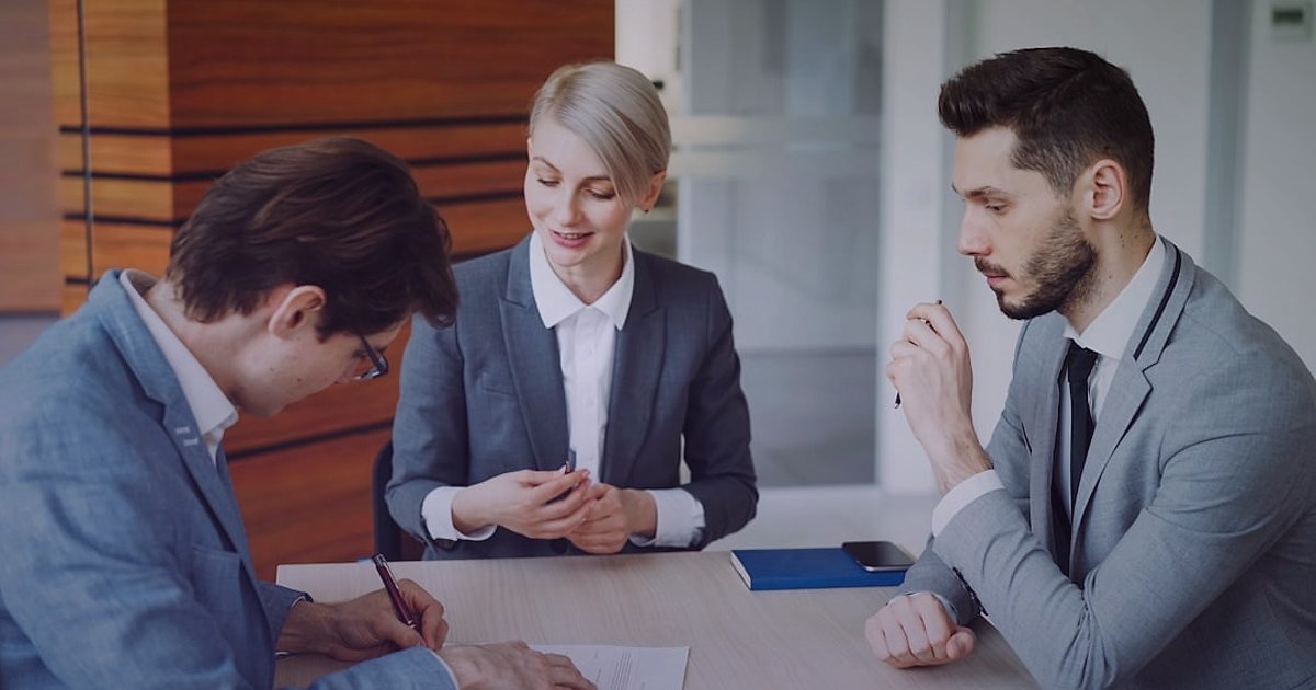 Dropshipping'de 2026 Devrimi: Karlılığı Maksimize Eden İleri Seviye Stratejiler - person signing legal document office desk