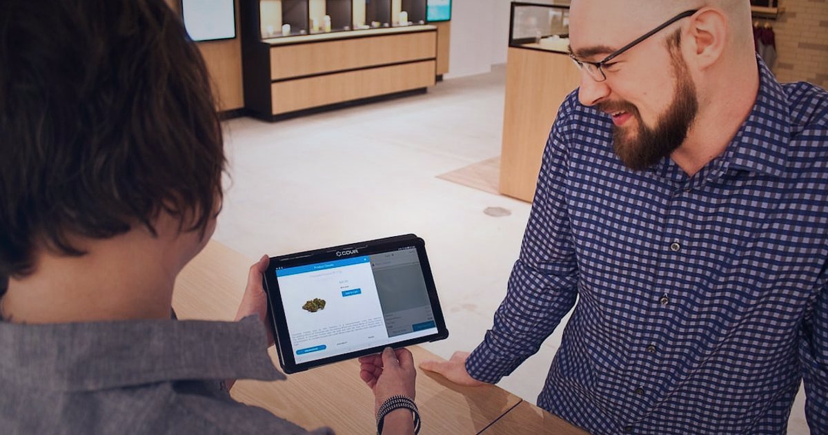 Dropshipping'de 2026 Yenilikleri: Yapay Zeka ve Sürdürülebilirlikle Geleceği Şekillendirin - customer interacting with personalized product recommendation