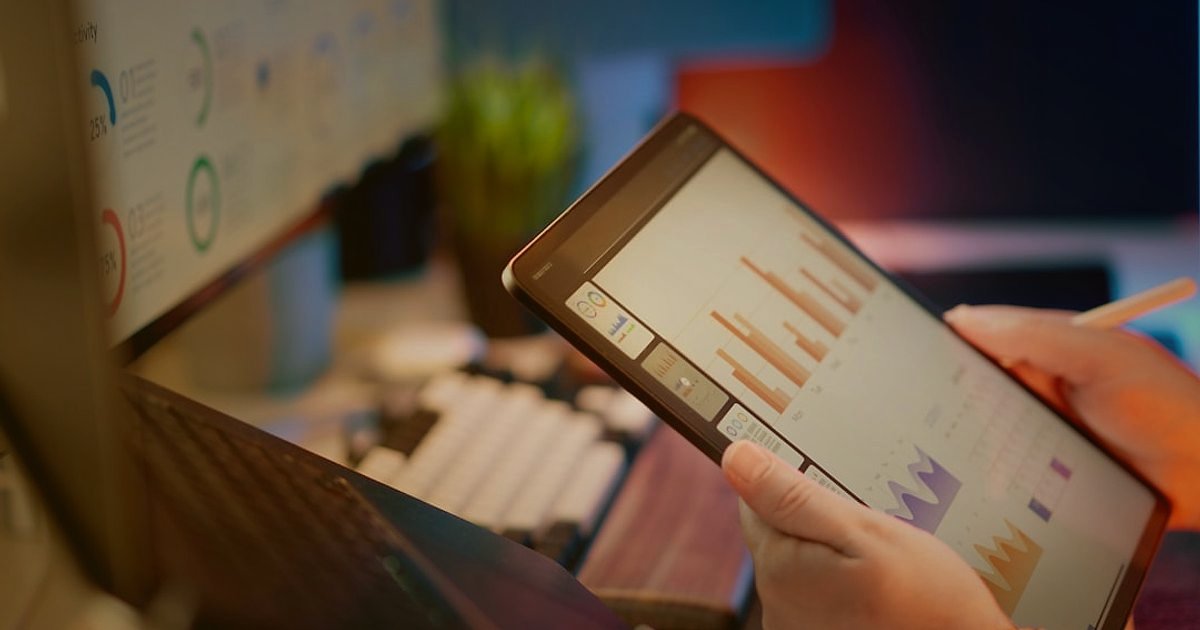 Dropshipping'de Gizli Tuzaklar: 2026'da Bu Kritik Hatalardan Kaçının! - market researcher analyzing trending product data on multiple screens
