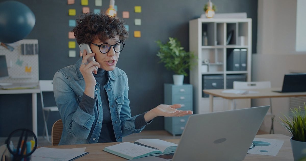 Dropshipping'de Gizli Tuzaklar: 2026'da Bu Kritik Hatalardan Kaçının! - frustrated entrepreneur on phone discussing late shipment with supplier
