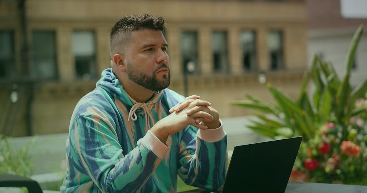 Dropshipping'de Gizli Tuzaklar: 2026'da Bu Kritik Hatalardan Kaçının! - confused business owner looking at low conversion rates on laptop