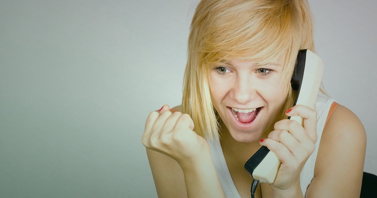 Dropshipping'de Gizli Tuzaklar: 2026'da Bu Kritik Hatalardan Kaçının! - customer service representative calmly assisting a frustrated customer via email
