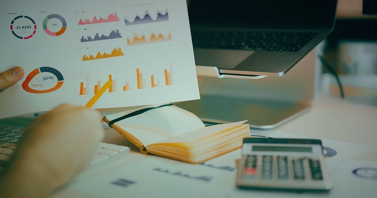 Dropshipping'de Gizli Tuzaklar: 2026'da Bu Kritik Hatalardan Kaçının! - entrepreneur calculating expenses and revenue with spreadsheet on laptop