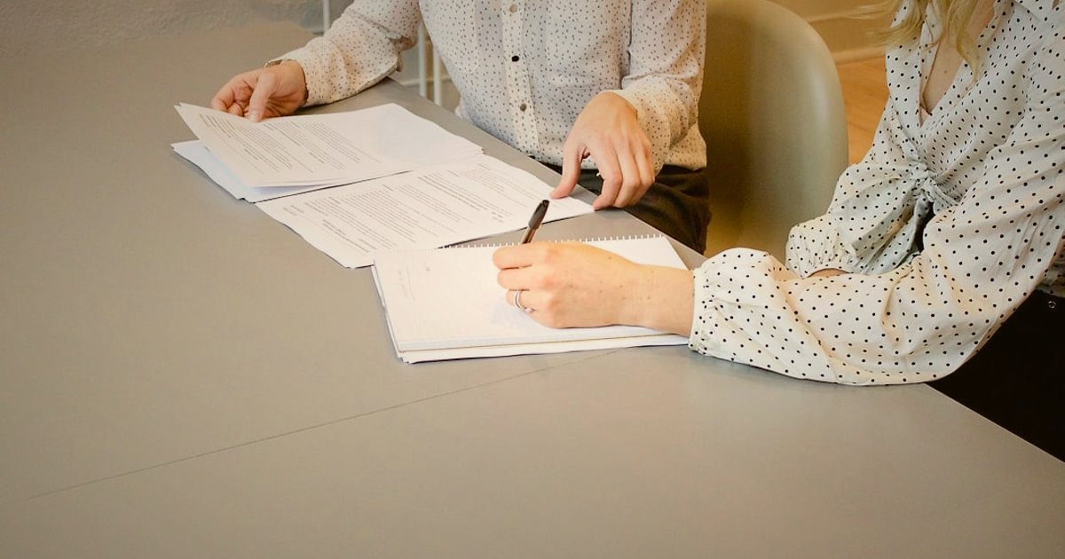 Dropshipping'de Gizli Tuzaklar: 2026'da Bu Kritik Hatalardan Kaçının! - lawyer explaining legal compliance documents to a small business owner
