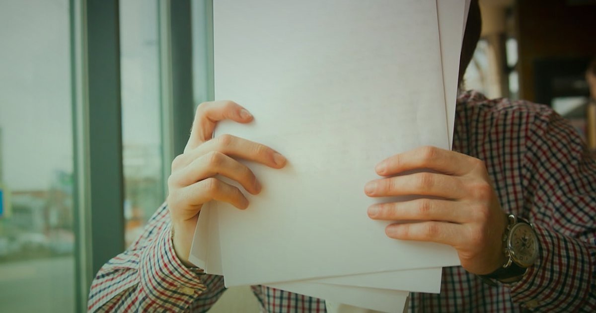 Dropshipping'de Gizli Tuzaklar: 2026'da Bu Kritik Hatalardan Kaçının! - small business owner overwhelmed by large pile of orders and paperwork