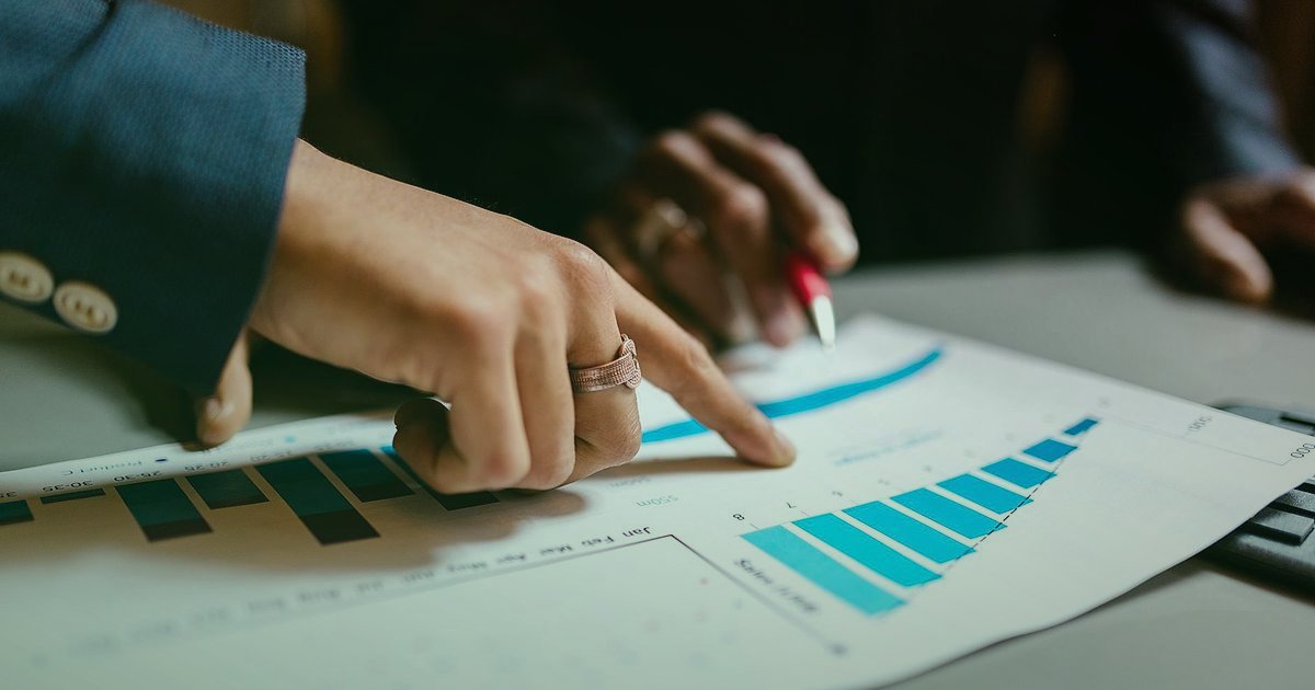 Dropshipping'de Gizli Tuzaklar: 2026'da Bu Kritik Hatalardan Kaçının! - business leader reviewing market trend reports with a team in a modern office