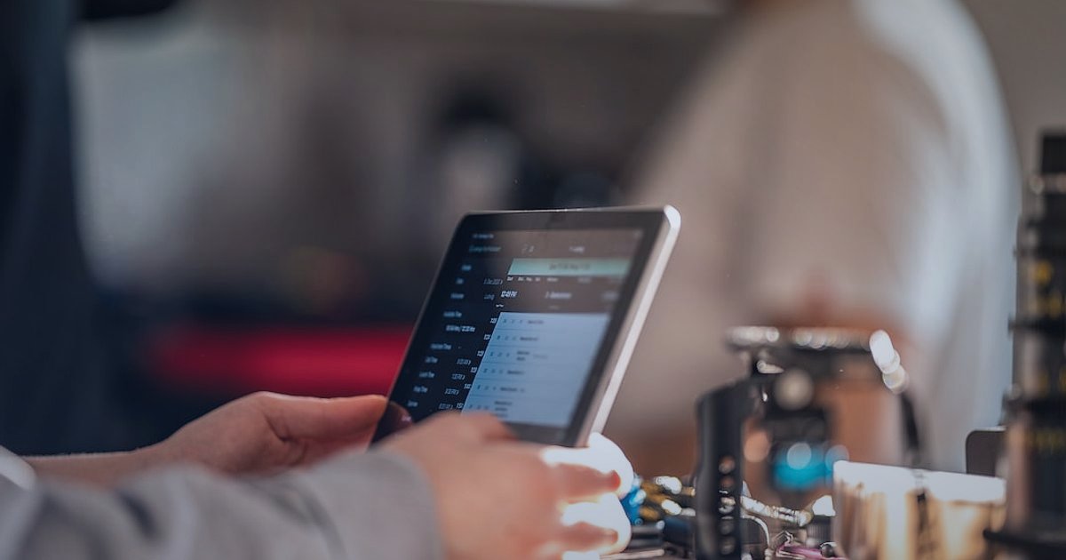Dropshipping'de Hata Yapma 2026: Tuzakları Aşın, Başarıyı Yakalayın! - close-up of person analyzing product trend graphs on tablet