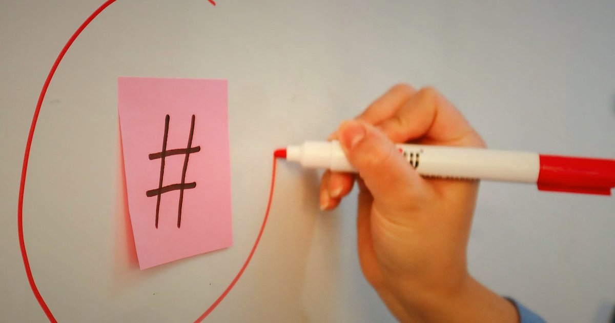 Dropshipping'de Hata Yapma 2026: Tuzakları Aşın, Başarıyı Yakalayın! - person sketching brand logos and marketing campaign ideas on a large whiteboard