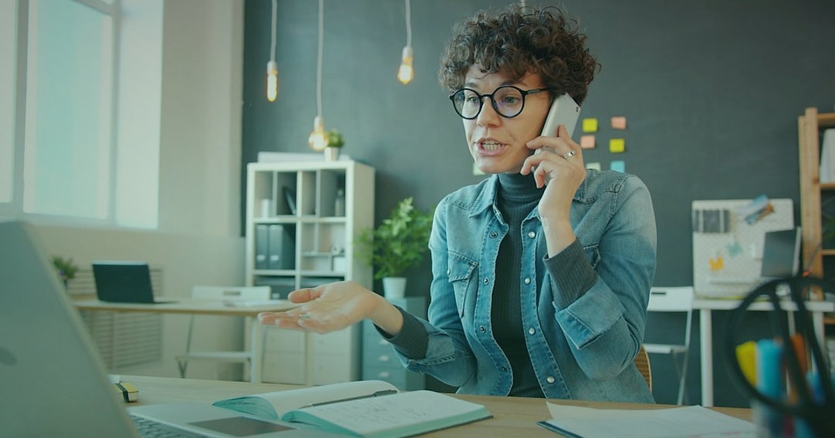 Dropshipping'de Hata Yapma 2026: Tuzakları Aşın, Başarıyı Yakalayın! - customer service representative calmly explaining a return policy on a video call
