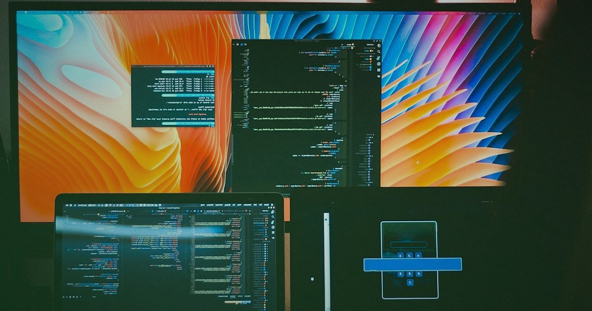 Dropshipping'de Hata Yapma 2026: Tuzakları Aşın, Başarıyı Yakalayın! - multiple computer screens displaying various e-commerce platform dashboards