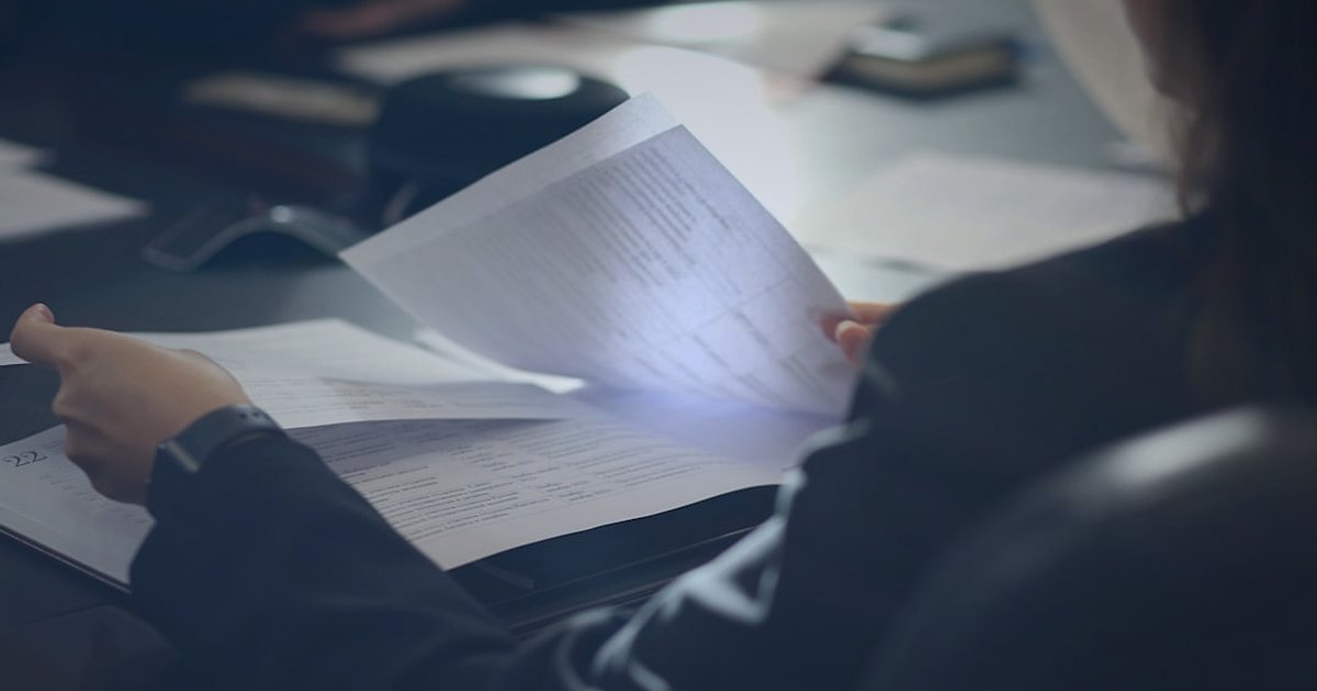 Dropshipping'de Hata Yapma 2026: Tuzakları Aşın, Başarıyı Yakalayın! - lawyer reviewing legal documents at a desk with a gavel and scales of justice
