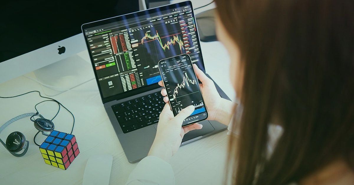 Dropshipping'de Hata Yapma: 2026'da Başarısızlığı Önlemenin 7 Altın Kuralı - woman analyzing product trend charts laptop screen