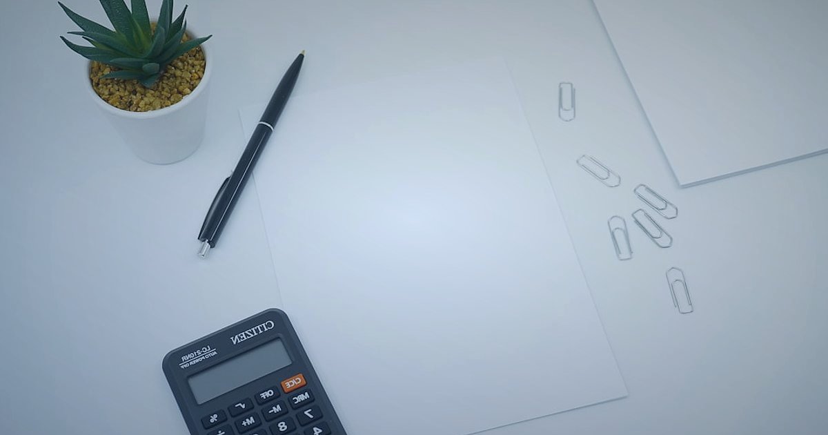 Dropshipping'de Hata Yapma: 2026'da Başarısızlığı Önlemenin 7 Altın Kuralı - calculator and currency symbols on a desk