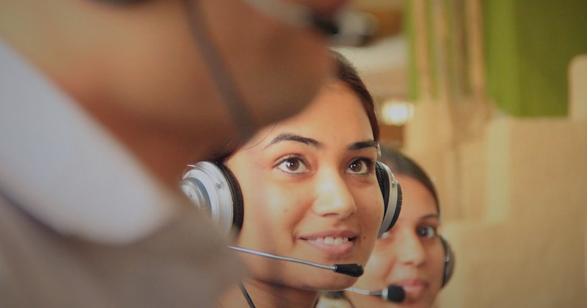 Dropshipping'de Hata Yapma: 2026'da Başarısızlığı Önlemenin 7 Altın Kuralı - person responding to customer queries on headset computer