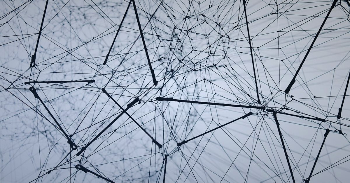 Dropshipping'de Hata Yapma: 2026'da Başarısızlığı Önlemenin 7 Altın Kuralı - intricate network of interconnected digital nodes