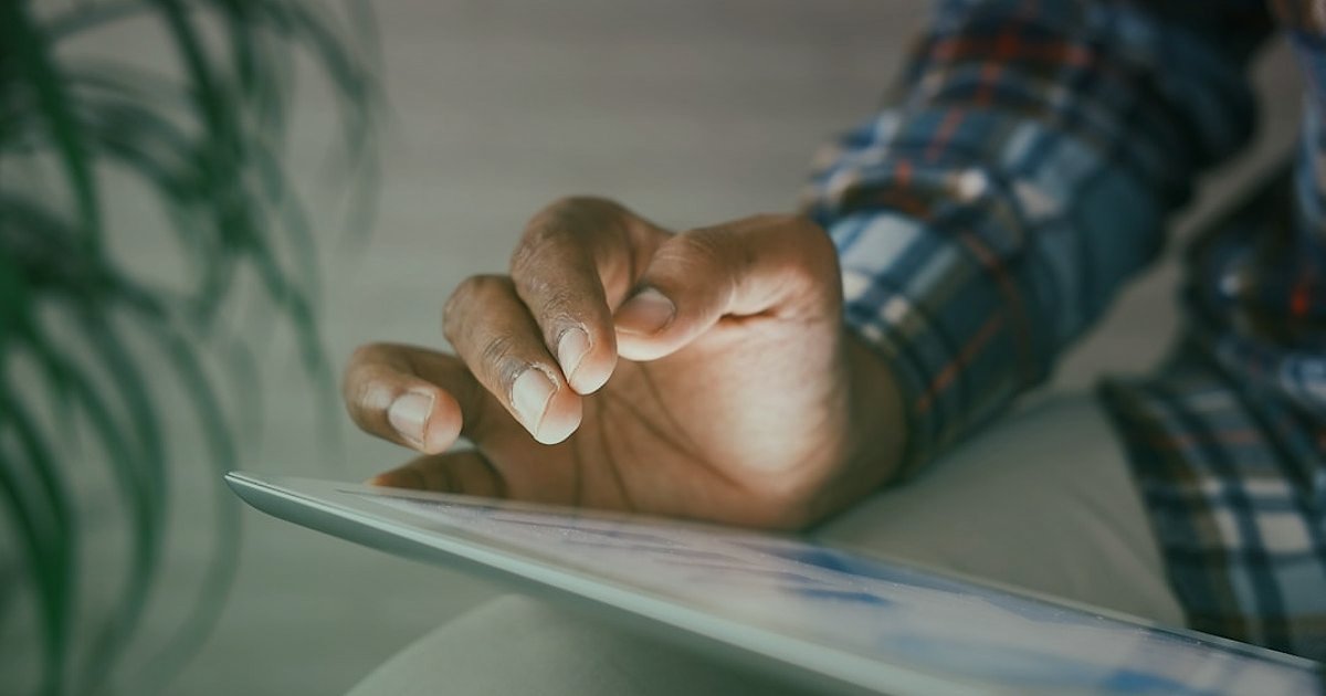 Dropshipping'de Hata Yapma: 2026'da Başarısızlığı Önlemenin 7 Altın Kuralı - person reading a digital book on a futuristic tablet