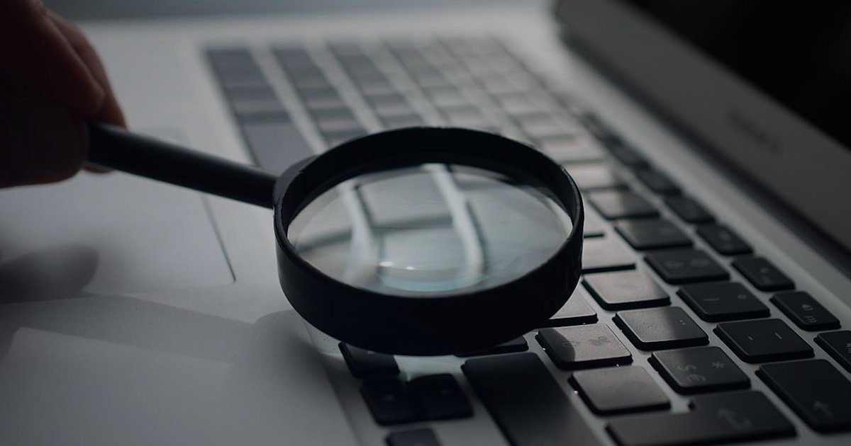 Dropshipping'de Sahte Tedarikçilerden Korunma: 2026 Güvenli Ödeme Yöntemleri - vendor review checklist magnifying glass laptop
