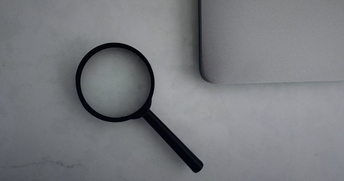 Dropshipping'de Sahte Tedarikçilerden Korunma: 2026 Güvenli Ödeme Yöntemleri - person scrutinizing document magnifying glass laptop screen