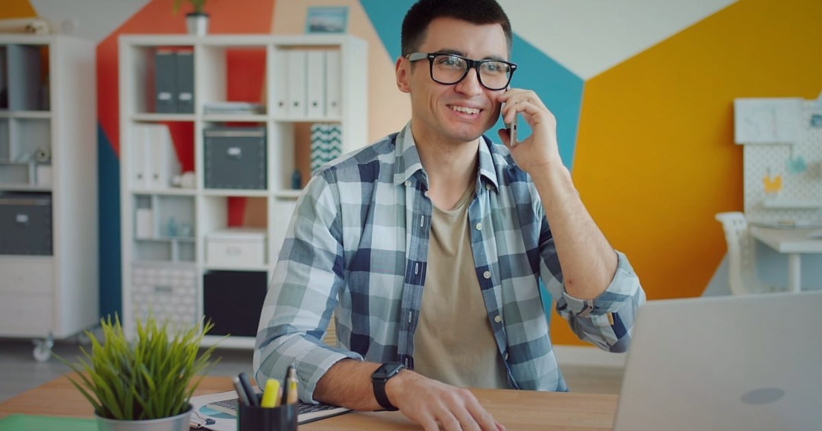 Dropshipping'de Sahte Tedarikçilerden Korunma: 2026 Güvenli Ödeme Yöntemleri - customer service representative helping client computer