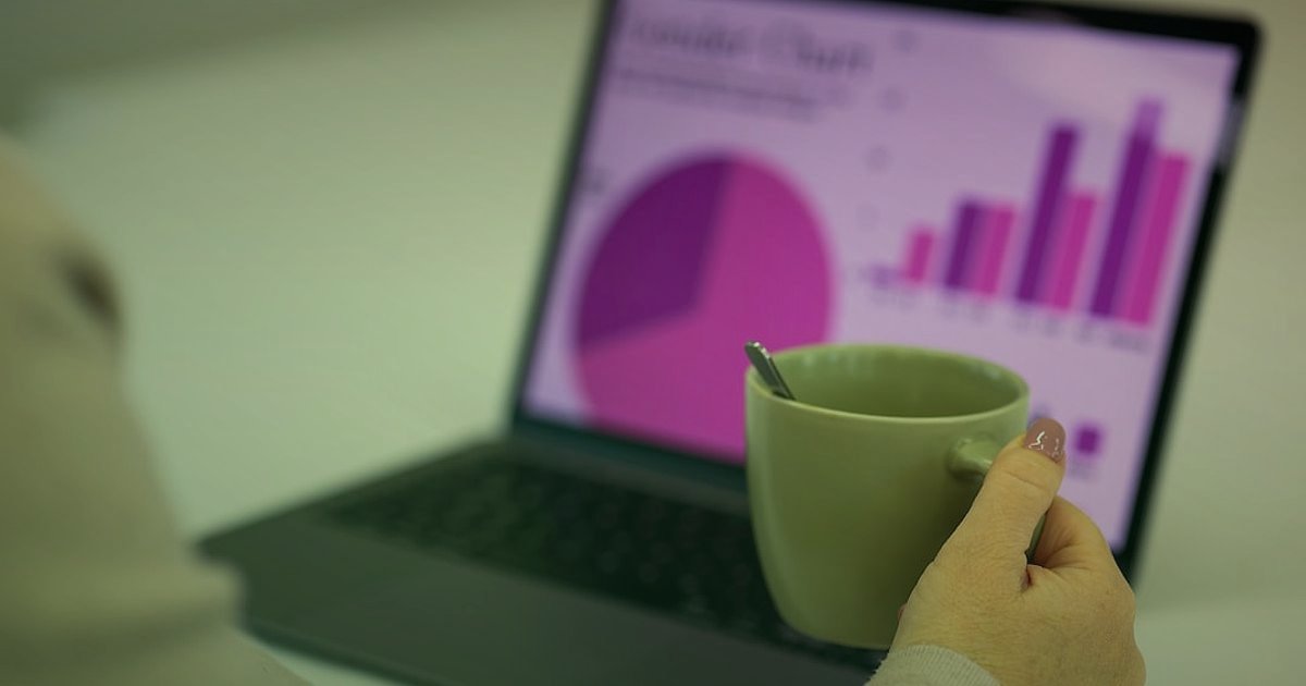 Dropshipping'de Ustalaşın: 2026 İleri Seviye Stratejiler ve Otomasyon - entrepreneur analyzing growth charts laptop screen