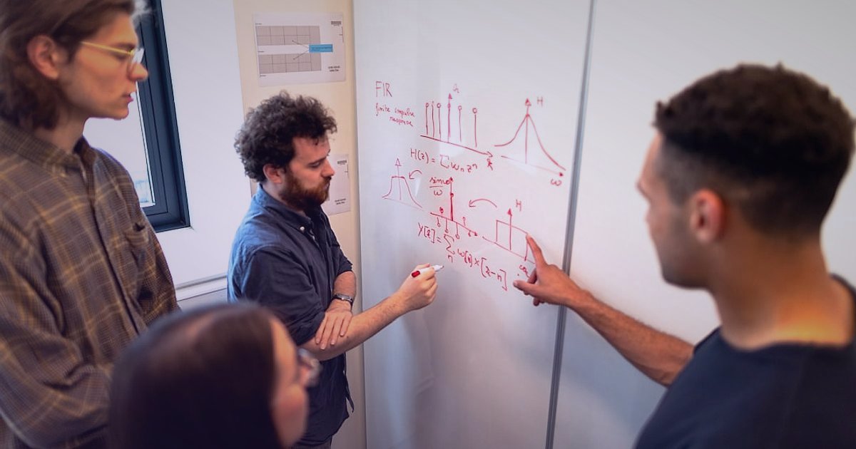 Dropshipping'de Ustalaşın: 2026 İleri Seviye Stratejiler ve Otomasyon - diverse group people discussing product ideas whiteboard