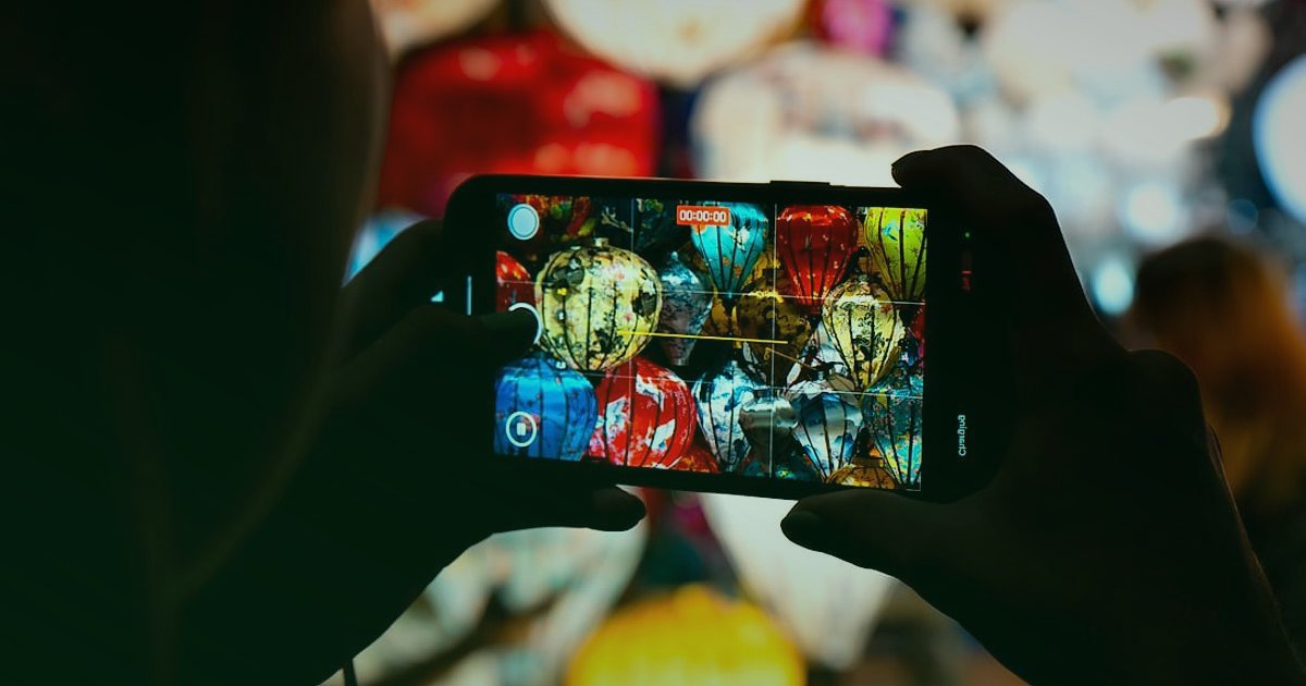 Dropshipping'de Ustalaşın: 2026 İleri Seviye Stratejiler ve Otomasyon - person creating social media content smartphone camera
