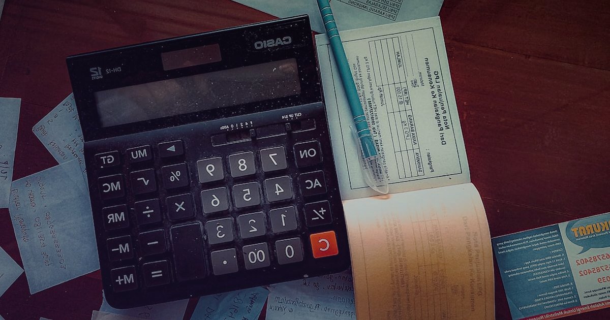 Dropshipping'de Ustalaşın: 2026 İleri Seviye Stratejiler ve Otomasyon - calculator and financial documents on desk