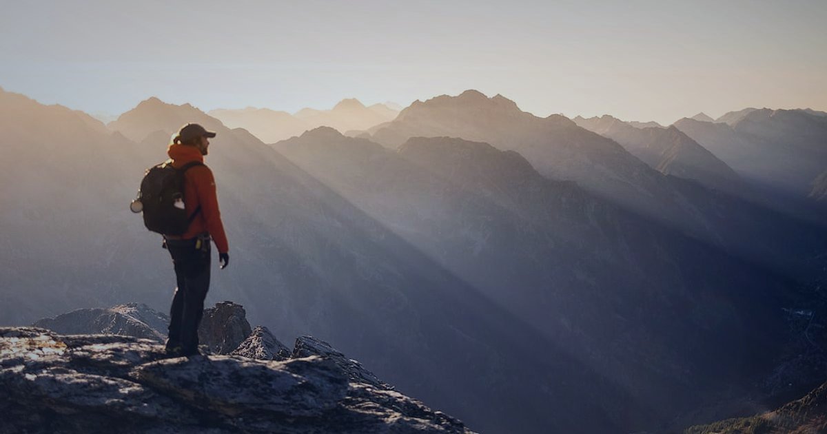 Dropshipping'de Ustalaşın: 2026 İleri Seviye Stratejiler ve Otomasyon - triumphant person standing on mountain peak sunrise