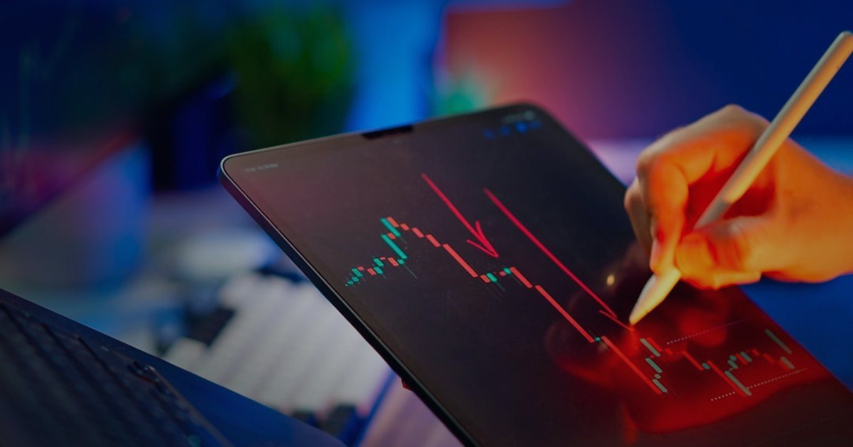 Dropshipping'de Ustalaşın: 2026'da Rekabeti Geride Bırakma Stratejileri - person analyzing complex data charts holographic interface