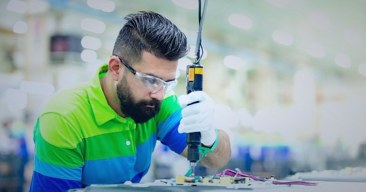 Dropshipping'de Ustalaşın: 2026'da Rekabeti Geride Bırakma Stratejileri - warehouse worker inspecting quality control barcode scanner