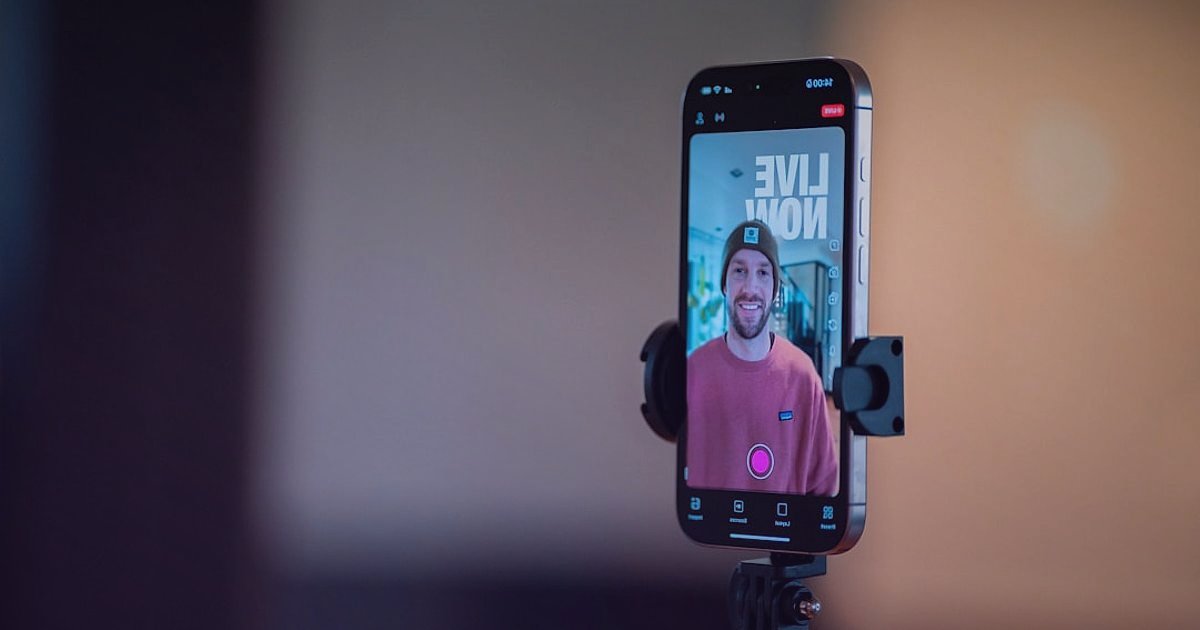 Dropshipping'de Ustalaşın: 2026'da Rekabeti Geride Bırakma Stratejileri - person creating social media content smartphone tripod lighting