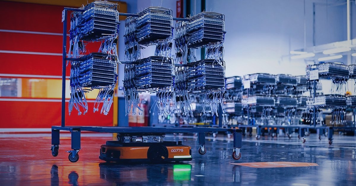 Dropshipping'de Ustalaşın: 2026'da Rekabeti Geride Bırakma Stratejileri - logistics manager overseeing automated warehouse robots