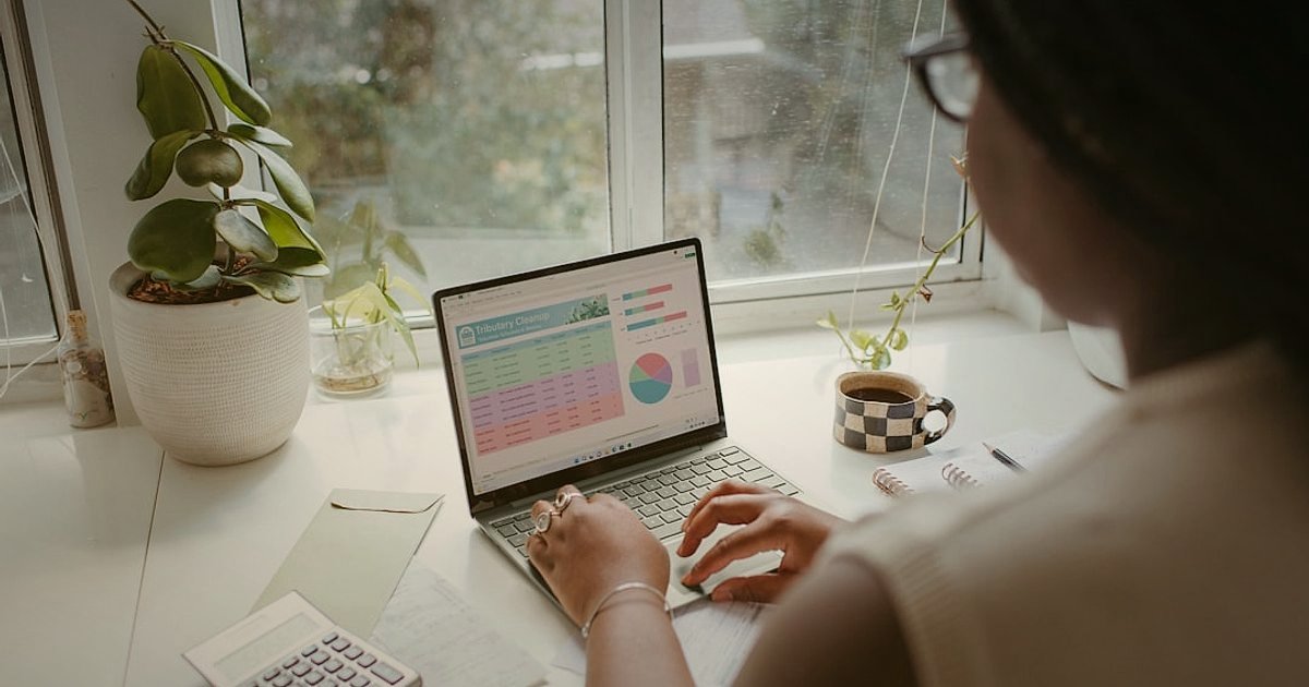 Dropshipping'de Ustalaşın: 2026'da Rekabeti Geride Bırakma Stratejileri - person reviewing financial statements laptop calculator desk