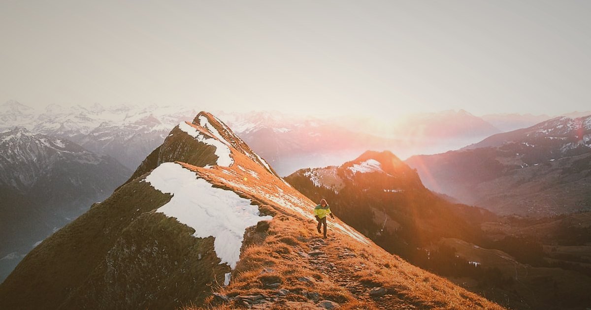 Dropshipping'de Ustalaşın: 2026'da Rekabeti Geride Bırakma Stratejileri - person reaching top of mountain summit sunrise