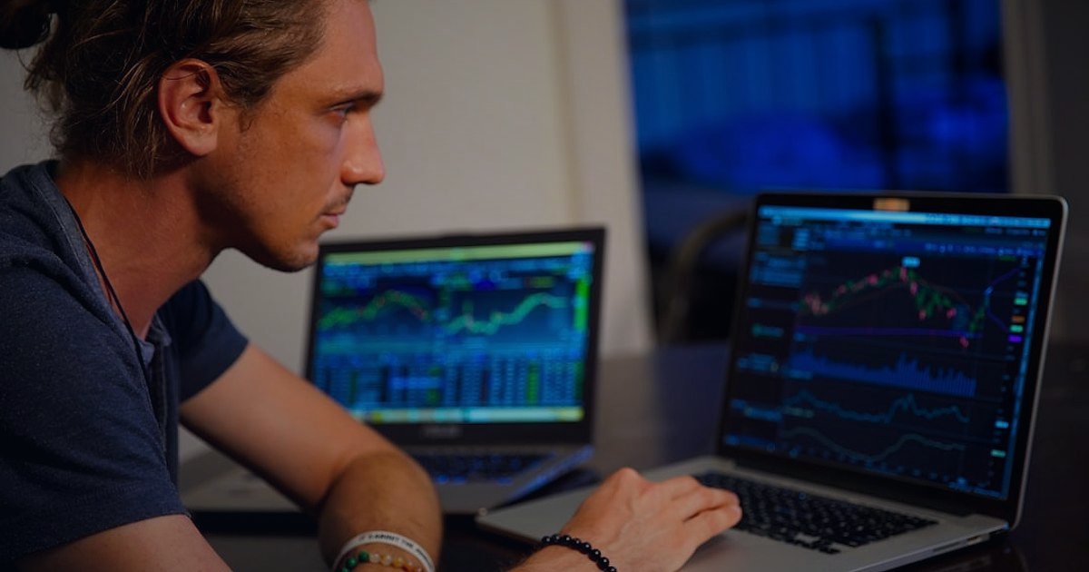 Dropshipping'de Ustalaşmak 2026: İleri Seviye Stratejiler ve Otomasyon - entrepreneur analyzing complex financial charts on multiple monitors