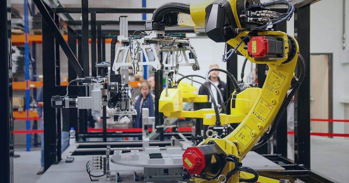 Dropshipping'de Ustalaşmak 2026: İleri Seviye Stratejiler ve Otomasyon - robotic arm precisely placing items into shipping boxes on an assembly line