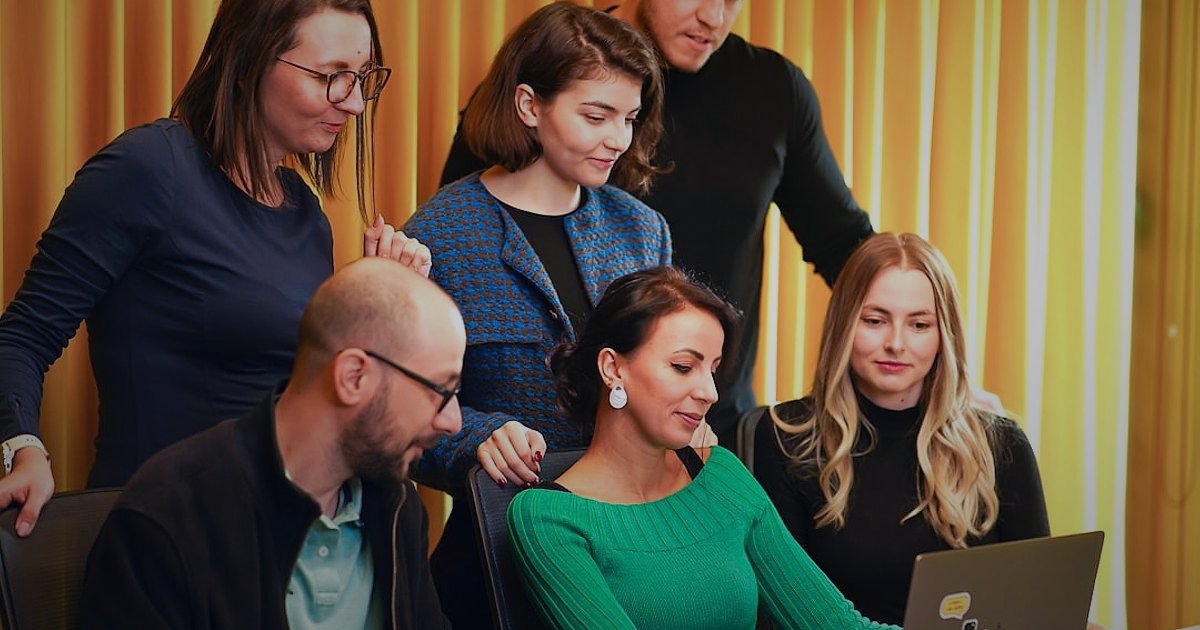 Dropshipping'de Ustalaşmak 2026: İleri Seviye Stratejiler ve Otomasyon - diverse group of people actively engaging with a brand on a social media platform