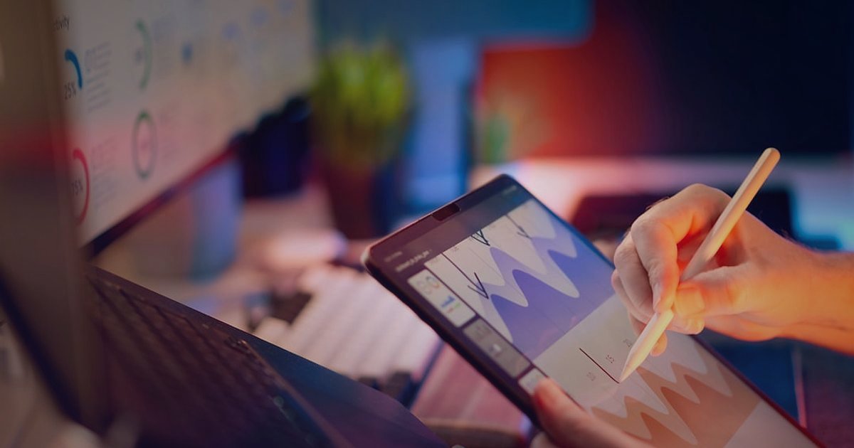 Dropshipping'de Ustalaşmak 2026: İleri Seviye Stratejiler ve Otomasyon - person meticulously calculating expenses on a tablet with financial graphs