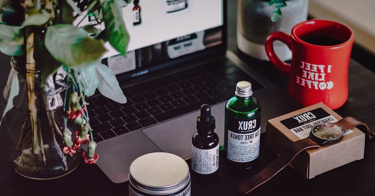 Dropshipping'e 2026'da Başlangıç: Karlı Bir E-Ticaret İmparatorluğu Kurun - Overhead view of a person's desk with various niche product samples and a laptop