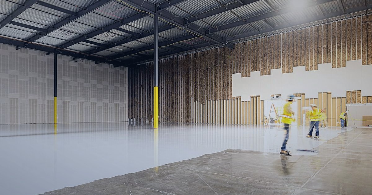 Dropshipping'e 2026'da Başlangıç: Karlı Bir E-Ticaret İmparatorluğu Kurun - Warehouse interior with organized shelves and workers scanning barcodes