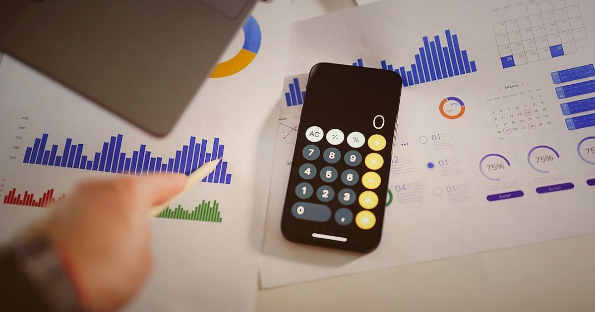 Dropshipping'e 2026'da Başlangıç: Karlı Bir E-Ticaret İmparatorluğu Kurun - Person analyzing financial reports and spreadsheets with a calculator