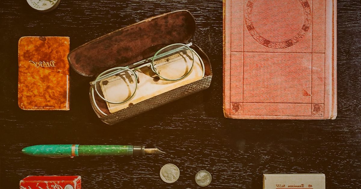 Dropshipping'e 2026'da Başlangıç: Karlı Bir E-Ticaret İmparatorluğu Kurun - Document with legal seals and stamps on a desk with a magnifying glass