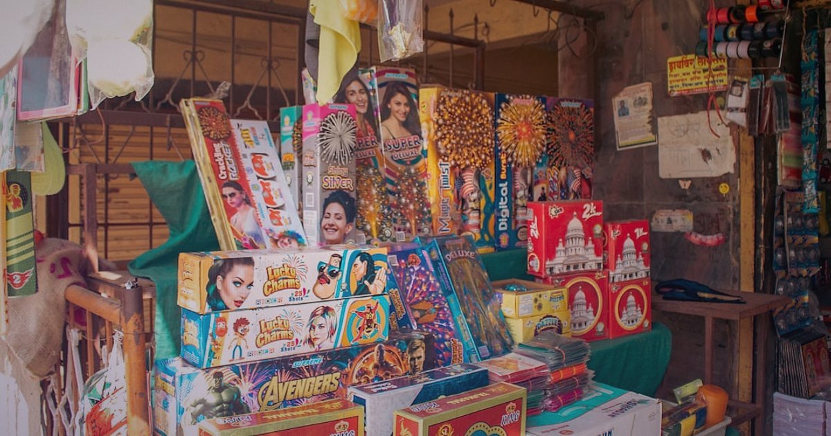 Dropshipping'e 2026'da Başlangıç: Stoksuz Satışla Hızla Yükseliş Rehberi - diverse selection of small consumer goods on display
