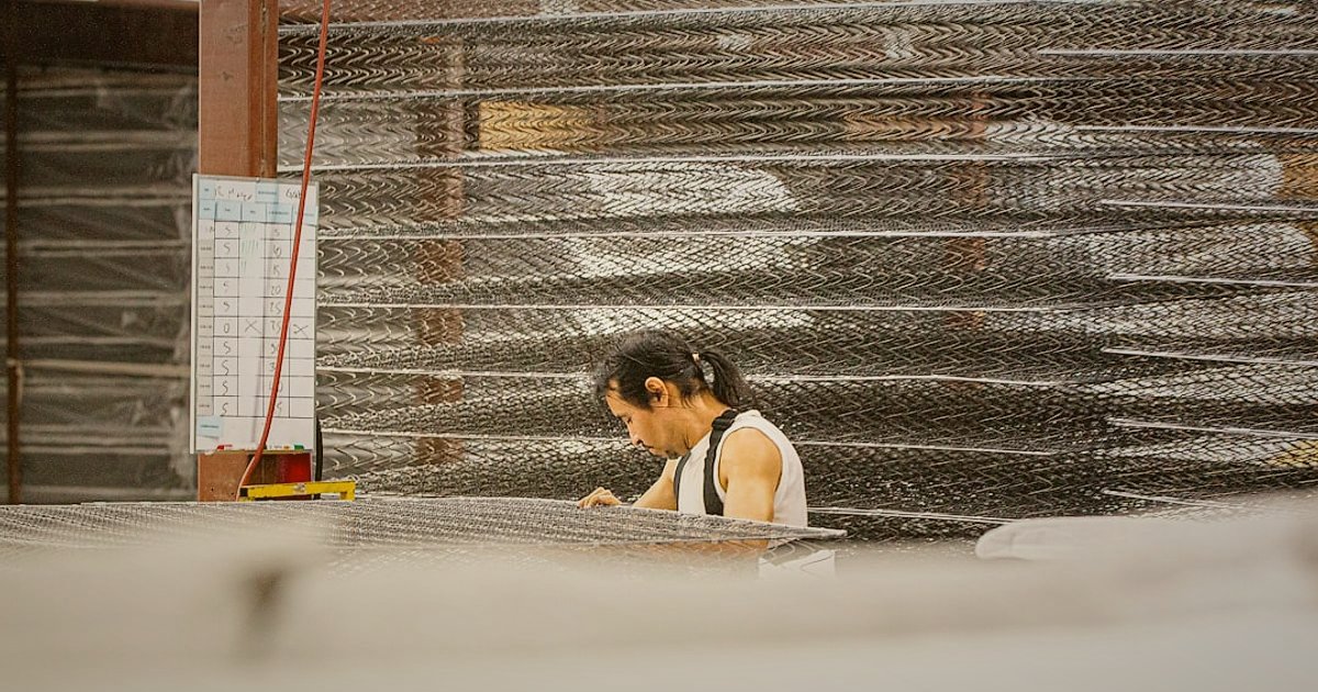 Dropshipping'e 2026'da Başlangıç: Stoksuz Satışla Hızla Yükseliş Rehberi - warehouse worker scanning barcode on a pallet
