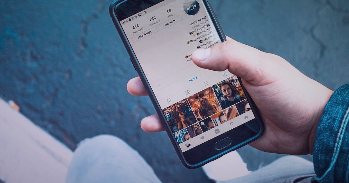 Dropshipping'e 2026'da Başlangıç: Stoksuz Satışla Hızla Yükseliş Rehberi - person using a smartphone to browse social media feed
