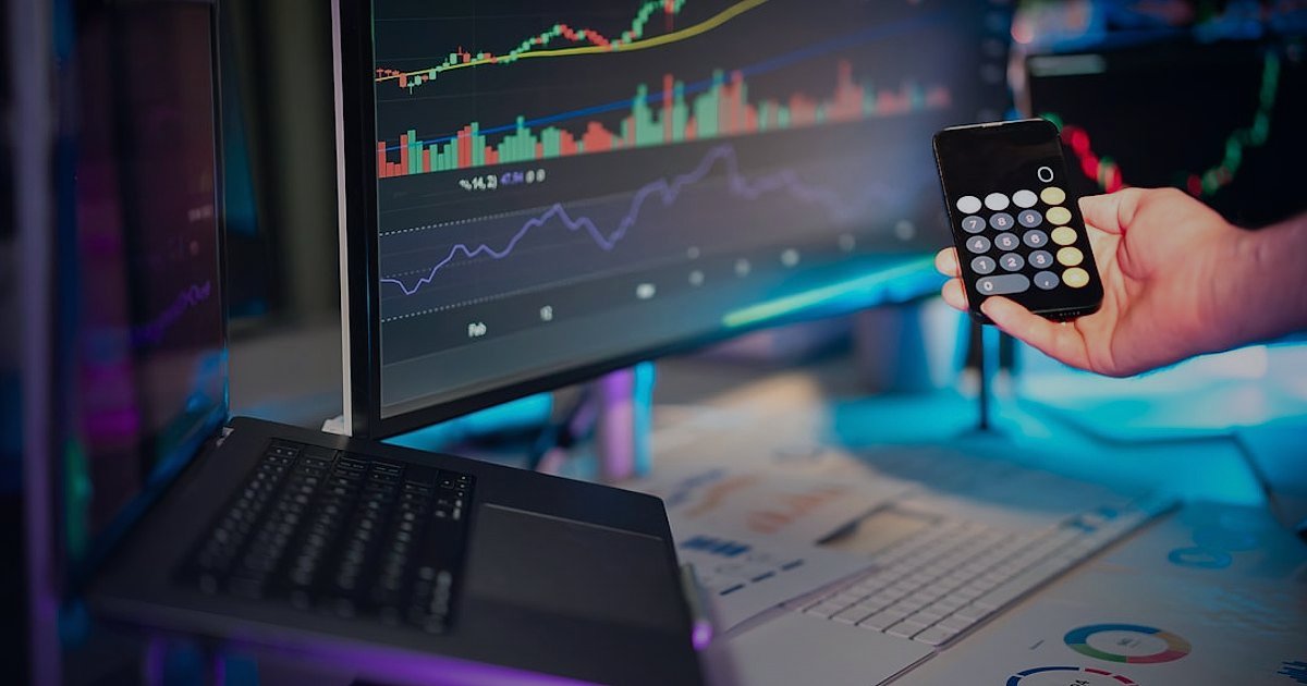 Dropshipping'e 2026'da Başlangıç: Stoksuz Satışla Hızla Yükseliş Rehberi - person analyzing financial charts on a computer screen